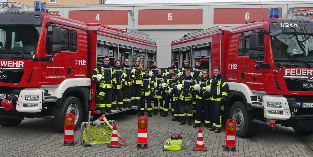 Frauenpower beim diesjährigen Lehrgang Truppmann Teil 1 der Feuerwehr Neustadt an der Weinstraße
